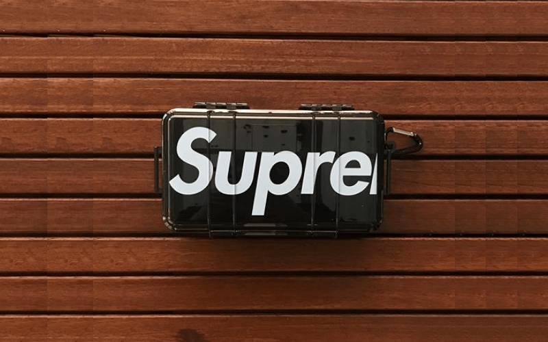 supreme-pelican-1060-case-on-wooden-planks